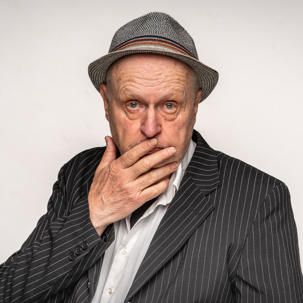 ALLGEMEINE REALITÄTSTHEORIE ist von der Seele auf den Leib geschrieben. Politisch unkorrekt, subversiv, kreuz und quer gedacht, gereimt oder auch nicht.Vor allem aber SO GEMEIN(T) … und das im Altstadttheater Köpenick.