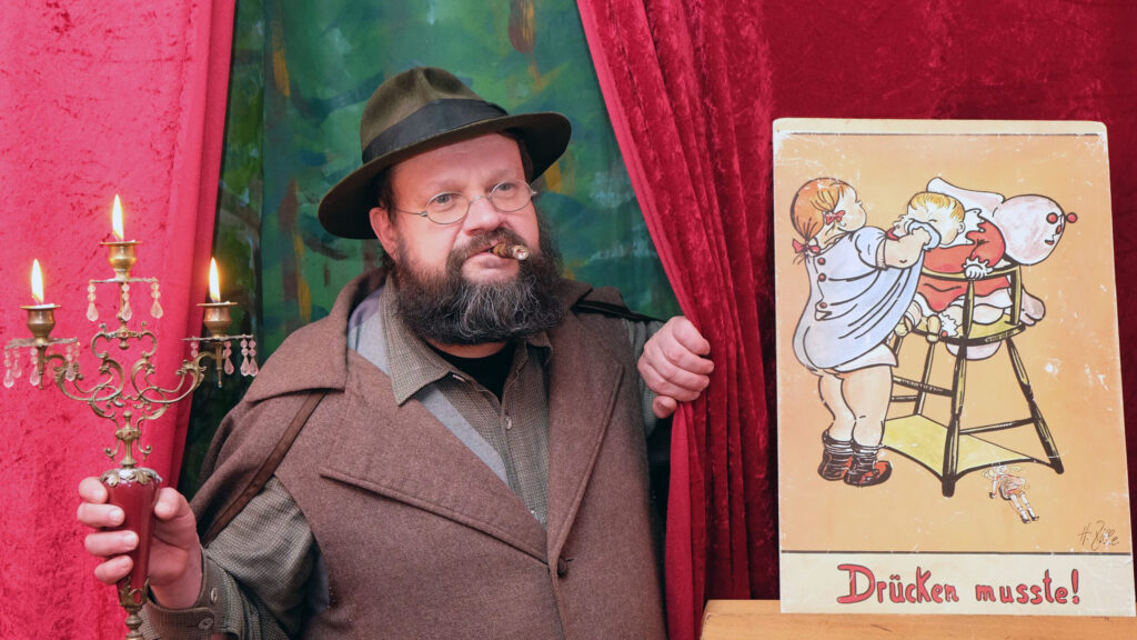 Zille-Programm: Zille allein zu Haus Eine musikalisch unterhaltsame Zeitreise ins Alt-Berlin des Zille-Milljöhs zu Kaffee und Kuchen und Zille-Darsteller Albrecht Hoffmann mittendrin. Sehenswert und ein Highlight für jeden Altstadt-Besuch.