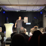 Gerald Wolf mit seinem satirischen Jahresrückblick „Na, det war wieda ’n Jahr!“ im Altstadttheater Köpenick