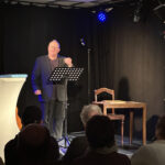 Gerald Wolf mit seinem satirischen Jahresrückblick „Na, det war wieda ’n Jahr!“ im Altstadttheater Köpenick