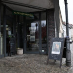 Eingang vom Altstadttheater Köpenick bei der Premiere von „Dicke da … eene von uns – Das Helga-Hahnemann-Programm“ in Berlin
