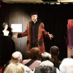 Benjamin Stoll eröffnet im Altstadttheater Köpenick die Premiere von „Dicke da … eene von uns – Das Helga-Hahnemann-Programm“ in Berlin