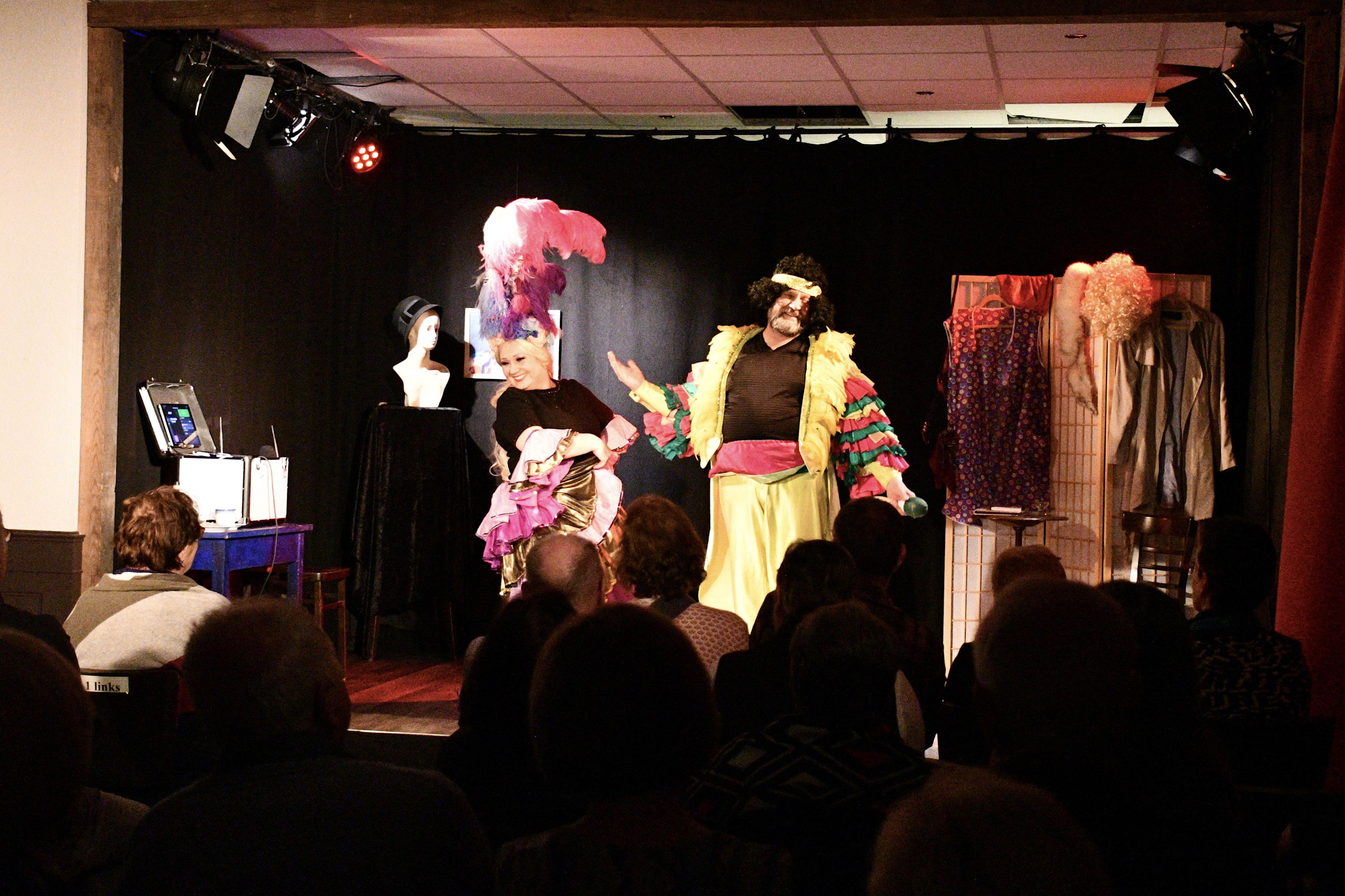 Chris Schlenker als Helga Hahnemann und Albrecht Hoffmann bei einer Tanzeinlage im Altstadttheater Köpenick bei der Premiere von „Dicke da … eene von uns – Das Helga-Hahnemann-Programm“ in Berlin