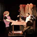 Chris Schlenker als Helga Hahnemann und Albrecht Hoffmann bei einem Sketch im Altstadttheater Köpenick bei der Premiere von „Dicke da … eene von uns – Das Helga-Hahnemann-Programm“ in Berlin