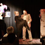 Chris Schlenker als Helga Hahnemann und Albrecht Hoffmann bei einer Tanzeinlage im Altstadttheater Köpenick bei der Premiere von „Dicke da … eene von uns – Das Helga-Hahnemann-Programm“ in Berlin