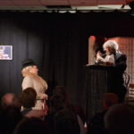 Chris Schlenker als Helga Hahnemann und Albrecht Hoffmann bei einem Sketch im Altstadttheater Köpenick bei der Premiere von „Dicke da … eene von uns – Das Helga-Hahnemann-Programm“ in Berlin