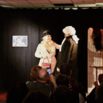 Chris Schlenker als Helga Hahnemann und Albrecht Hoffmann bei einem Sketch im Altstadttheater Köpenick bei der Premiere von „Dicke da … eene von uns – Das Helga-Hahnemann-Programm“ in Berlin