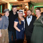 Chris Schlenker mit der Zillebande, bestehend aus Loretta Müller, Benjamin Stoll, Albrecht Hoffmann und Sabine Schröder (v.l.n.r.) im Altstadttheater Köpenick bei der Premiere von „Dicke da … eene von uns – Das Helga-Hahnemann-Programm“ in Berlin