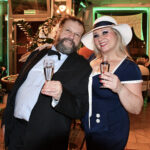 Chris Schlenker und Albrecht Hoffmann im Altstadttheater Köpenick bei der Premiere von „Dicke da … eene von uns – Das Helga-Hahnemann-Programm“ in Berlin