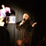 Chris Schlenker als „Henne“ Helga Hahnemann im Altstadttheater Köpenick bei der Premiere von „Dicke da … eene von uns – Das Helga-Hahnemann-Programm“ in Berlin