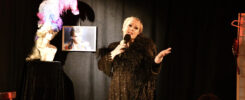 Chris Schlenker als „Henne“ Helga Hahnemann im Altstadttheater Köpenick bei der Premiere von „Dicke da … eene von uns – Das Helga-Hahnemann-Programm“ in Berlin