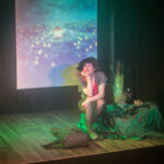 Premiere von „Hexe Rosanna und der geheime Ort“ im Altstadttheater Köpenick mit Loretta Müller unter der Regie von Benjamin Stoll