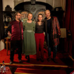 Theater Direktor Albrecht Hoffmann, „Portjesche“ Sabine Schröder, Allison Wonder und Regisseur Benjamin Stoll bei „Magie der Entzauberung“ im Altstadttheater Köpenick