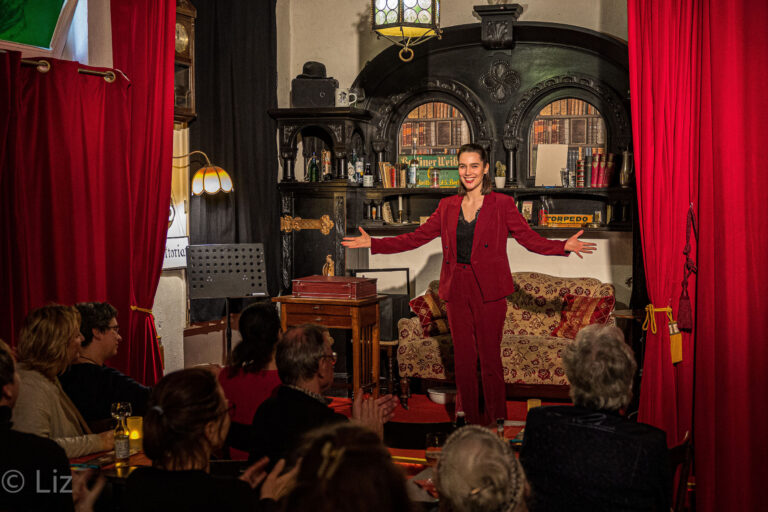 Allison Wonder „Magie der Entzauberung“ im Altstadttheater Köpenick
