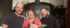 Albrecht Hoffmann (r.) und Benjamin Stoll (l.) gratulieren Dana Bong zur erfolgreichen Premiere von Nachtschattengeflüster im Altstadttheater Köpenick