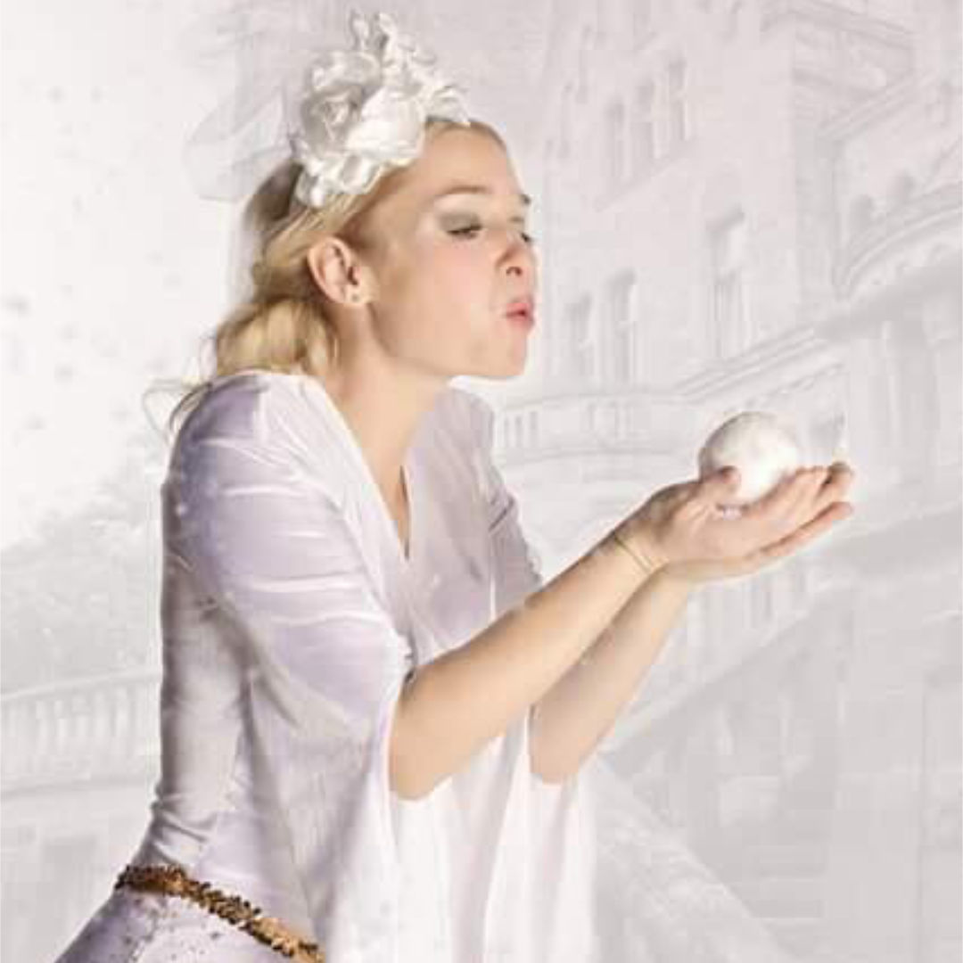 Flöckchen schwebt nach Dorthinwo mit Märchenelfe Anja im Altstadttheater Köpenick