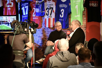 RBB-Reporter Andreas Ulrich befragt Christian Beeck im Altstadttheater Köpenick