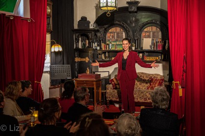 Allison Wonder „Magie der Entzauberung“ im Altstadttheater Köpenick