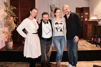 Die Leitung von Zilles Stubentheater: Albrecht Hoffmann (2.v.l.) mit Sabine Schröder (l.) und die neue Leitung des Altstadttheater Köpenick: Loretta Müller (2.v.r.) und Benjamin Stoll (r.)