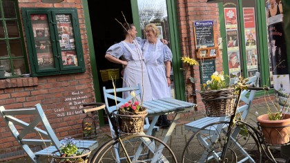 Das doppelte Portjesche Blick zueinander an der Tür zur Stube am Altstadttheater Köpenick