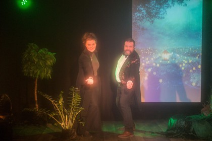 Premiere von „Hexe Rosanna und der geheime Ort“ im Altstadttheater Köpenick mit Loretta Müller unter der Regie von Benjamin Stoll