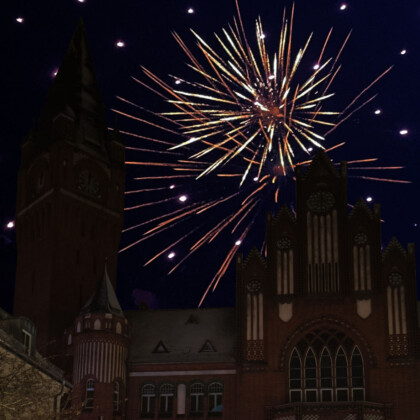 Die große Silvesterfeier im Altstadttheater Köpenick mit Zille und Überraschungsgästen. Sekt und Pfannkuchen inklusive.