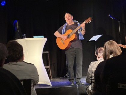 Gerald Wolf mit seinem satirischen Jahresrückblick „Na, det war wieda ’n Jahr!“ im Altstadttheater Köpenick