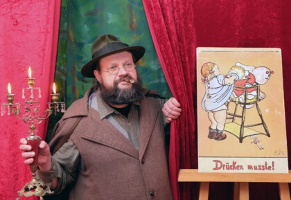 Albrecht Hoffmann als Heinrich Zille im Altstadttheater Köpenick, Zilles Stubentheater und die Altstadtbühne in Berlin-Köpenick